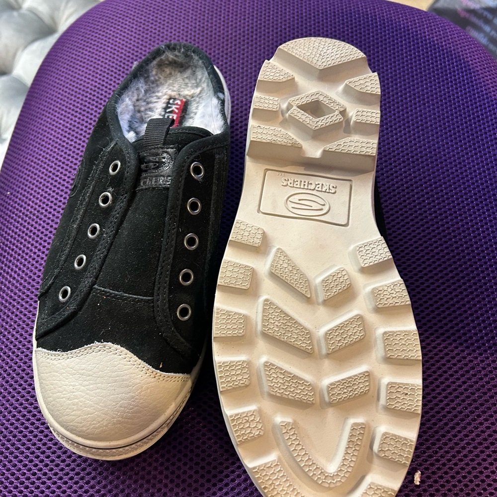 Like new - faux fur lined Sketchers slip on sneakers - size 7.5 - Picture 3 of 3